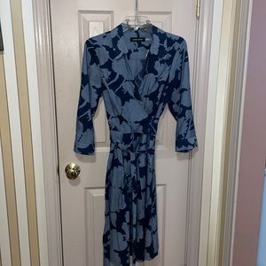 Dress is print gray and navy blue with a belt at the waste and v neck